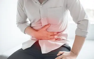 لماذا تشعر بألم المعدة عند الاستيقاظ في الحر؟ الأسباب والحلول