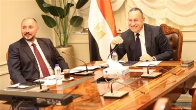 وزير التعليم العالي يبحث تكثيف القوافل المتكاملة داخل مصر وخارجها