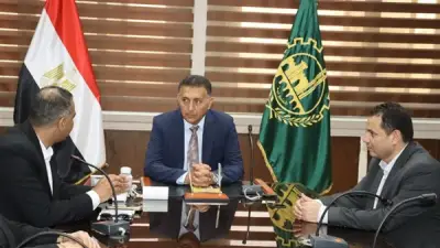 محافظ القليوبية يبحث تفعيل مبادرة الكيانات بالشارع مع الشباب