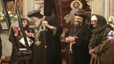 بجلباب صعيدي.. ابنة تصطحب والدها لتكريمها أمام البابا تواضروس