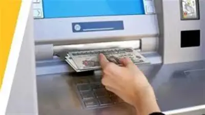 ماذا يحدث عند نسيان البطاقة البنكية داخل ماكينة الصراف الآلي؟