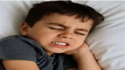طبيبة تحذر من عادة تدمر الأسنان بصمت أثناء النوم