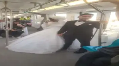 عروسان يختاران المونوريل لبداية حياتهما في مشهد خطف الأنظار