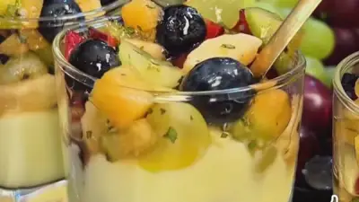 طريقة عمل الفروت سلاد بالكاسترد.. حلوى صيفية منعشة وسهلة التحضير