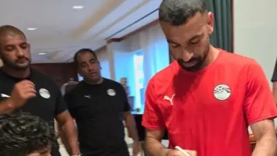 محمد صلاح يلتقي طفلاً فلسطينياً مصاباً ويرسم البسمة على وجهه