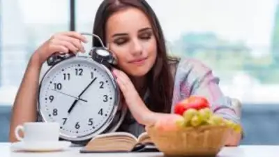 أفضل أطعمة تساعد على النوم الهادئ ليلاً.. الخس والزبادي والموز