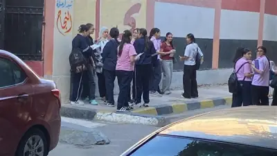 قلق وترقب لطالبات الشهادة الإعدادية بالإسكندرية قبل امتحان اللغة العربية