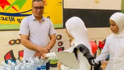 تعليم الفيوم يوزع الورود على طلاب الإعدادية في أول أيام الامتحانات