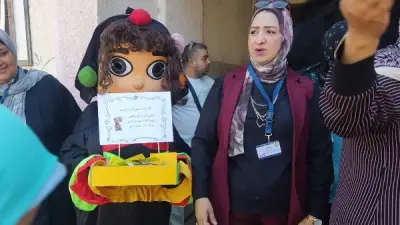رئيسة لجنة تستقبل طلاب الإعدادية بالشوكولاتة في أول يوم امتحان