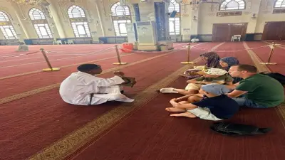 فيديو مرشد سياحي يشرح الصلاة للأجانب في مسجد بالغردقة يثير جدلا واسعا