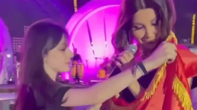 فتاة عراقية تفاجئ نانسي عجرم على المسرح بحفلها الأخير
