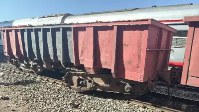 شلل مؤقت على شريط السكة الحديد.. خروج عربة بضائع عن مسارها بمحطة طهطا بسوهاج