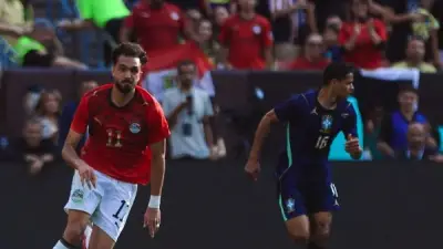 زيكو الأسطورة البرازيلية يهنئ مصطفى زيكو بعد هدفه في مرمى البرازيل