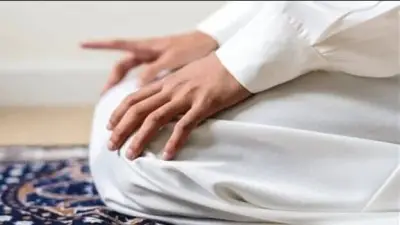 تحريك الإصبع في التشهد.. الإفتاء توضح حكمه وكيفية الإشارة لتصح الصلاة