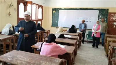 طلاب القسم العلمي بالثانوية الأزهرية يؤدون امتحان الرياضيات البحتة بالإسماعيلية