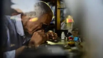 مهنة الساعاتي تواجه الاندثار.. كيف أثرت التكنولوجيا على الحرفة اليدوية؟
