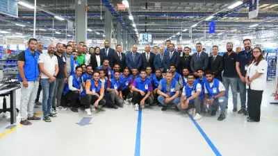 وزير العمل يتفقد مصنع ضفائر كابلات السيارات ويبحث خطط التوسع