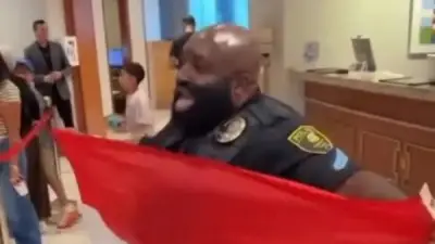 شرطي أمريكي يروي قصة رقصه مع الجماهير المصرية ويتمنى الرقص مع محمد صلاح