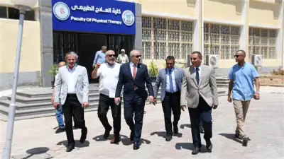 رئيس جامعة القناة يتفقد عيادات العلاج الطبيعي ويشيد بالتجهيزات