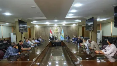 محافظ كفرالشيخ يبحث تأمين قش الأرز لشركات الأخشاب لدعم إعادة التدوير