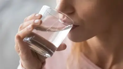هل شرب الماء عند العطش فقط خطأ؟ خبيرة تغذية تحسم الجدل