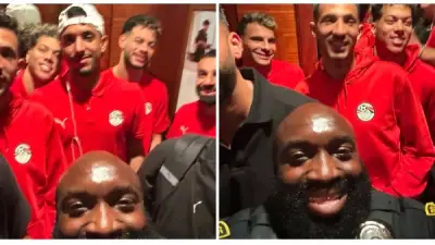 ضابط شرطة أمريكي يلتقط صورًا تذكارية مع لاعبي منتخب مصر في كأس العالم