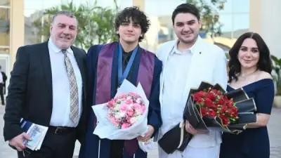 سلاف فواخرجي تحتفل بتخرج ابنها علي من الجامعة الأميركية بالقاهرة