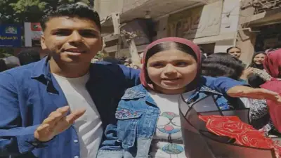 طالب ثانوي يفاجئ شقيقته بالورود في آخر يوم امتحانات الإعدادية بالشرقية