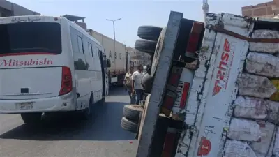 انقلاب سيارة جامبو محملة بالزجاج أمام مستشفى طوخ دون إصابات