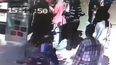 سيدة تعتدي على طالبة إعدادية داخل ميكروباص بجسر السويس وتصيبها بالذعر
