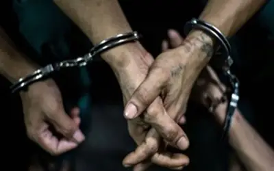 أطفأ أحدهما السجائر في جسد الآخر.. القبض على عاطلين في بولاق الدكرور