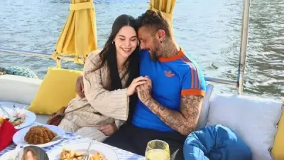 الفيشاوي يقبل يد صديقته كاميلا فيونا داخل مركب على النيل