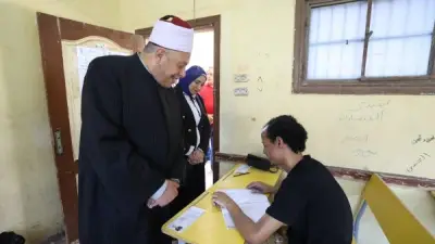 طلاب الثانوية الأزهرية علمي يؤدون امتحان الفيزياء اليوم السبت