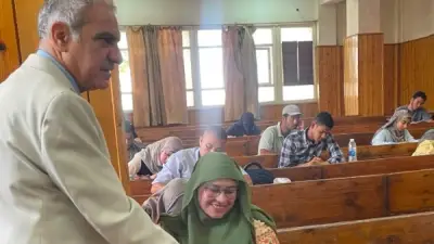 رئيس جامعة أسوان يتفقد امتحانات كلية الهندسة ويشيد بالانضباط