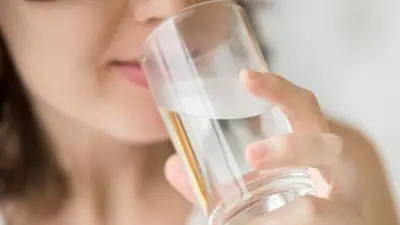 أفضل وقت لشرب الماء الدافئ لتحسين الهضم وفق الطب الصيني التقليدي