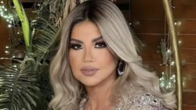 بوسي شلبي تتألق بفستان أبيض أنيق في أحدث إطلالة لها عبر إنستجرام