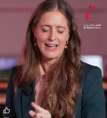 متحدثة الحكومة البريطانية تفاجئ مذيعة القاهرة الإخبارية بتحدثها بالعربية