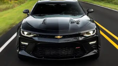 شيفروليه تعيد إحياء كامارو بمحرك بنزين V8 بقوة 700 حصان وهيكل بأربعة أبواب