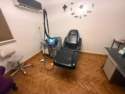 إغلاق عيادة تجميل غير مرخصة بالبساتين وضبط منتحلة صفة طبيب