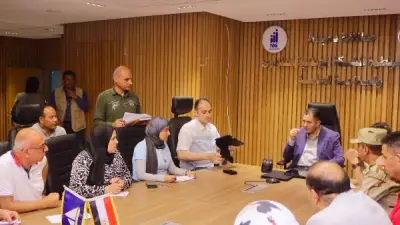 محافظ دمياط يناقش خطط الطوارئ من مركز السيطرة الشبكي