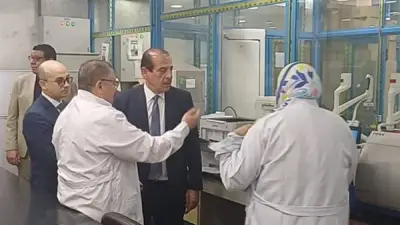 نائب وزير الصحة يتفقد معامل الصحة ويشيد باعتماد فحوص الأغذية والمياه دولياً
