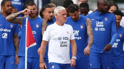 ديشامب يسخر من تأخير مباراة فرنسا والعراق: لعبنا الورق بدلا من كرة القدم