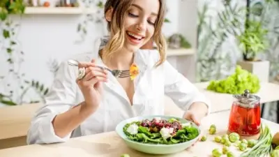 هل طبق السلطة يسبب مشاكل القولون؟ طبيب يوضح حقيقة عدم هضم الخضراوات