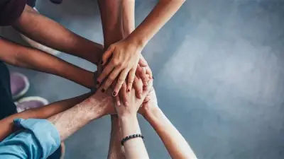 عبارات تربوية لتعزيز التعاون بين أفراد الأسرة.. نصائح الخبراء