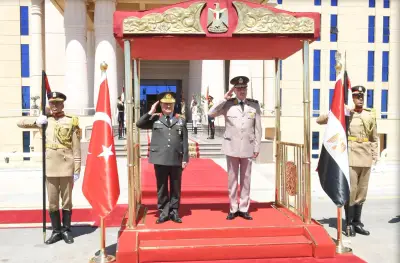 رئيس أركان القوات المسلحة يبحث تعزيز العلاقات مع نظيره التركي