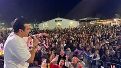 إيهاب توفيق يحيي حفلا كامل العدد في مهرجان OC MENA بكاليفورنيا