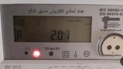 إضاءة لمبة التلاعب بعداد الكهرباء: الأسباب والإجراءات الصحيحة