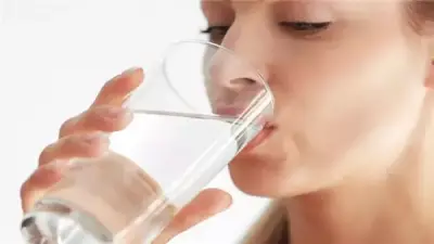 الإفراط في شرب الماء يقلل كفاءة نزول الوزن.. احذري