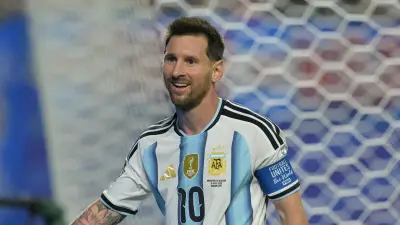 حكم سابق يقارن بين لقطة ميسي ولاعب جنوب أفريقي ويصف عدم طرد ميسي بـغير المنطقي