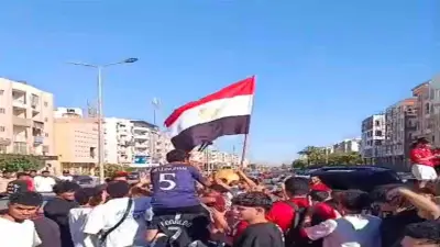 من المقاهي إلى شواطئ الغردقة.. السياح يشاركون المصريين فرحة تأهل المنتخب في كأس العالم